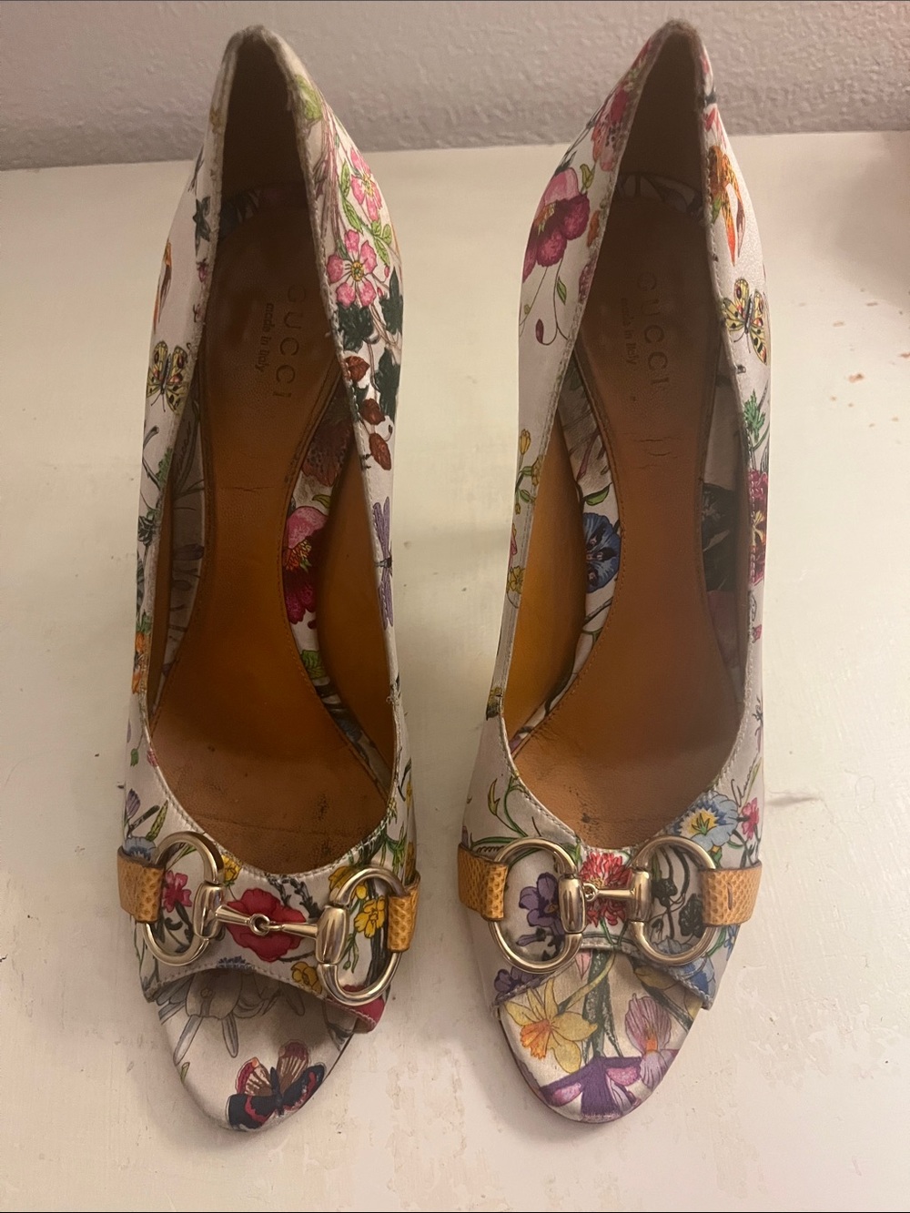 Gucci Floral Peep-Toe Pumps with Gold Horsebit - White Multicolor